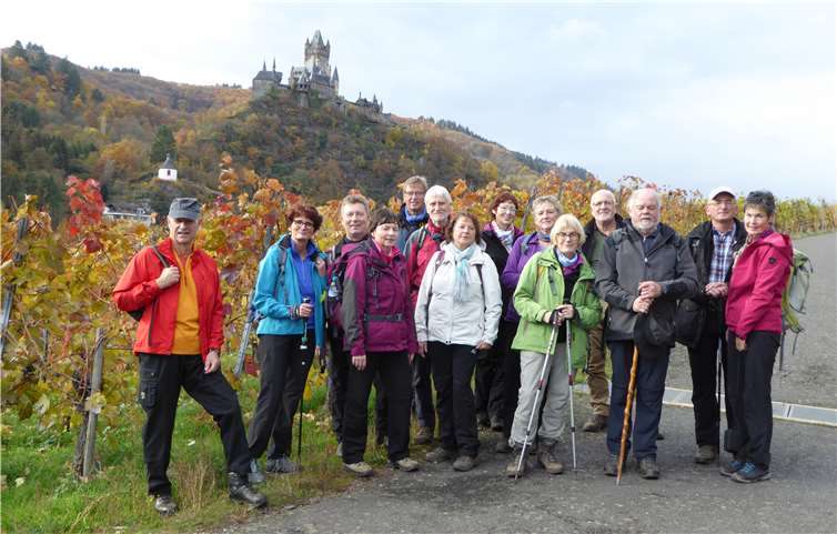 Die Wandergruppe des Eifelvereins auf dem Apolloweg. Im Hintergrund die Reichsburg.privat