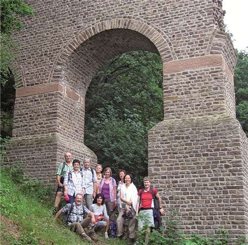 Die Wandergruppe des TV Remagen am Aquädukt in Vussem.privat