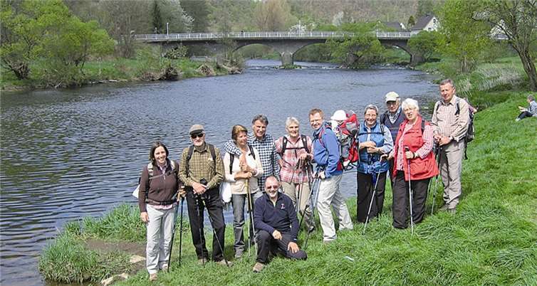 Die Wandergruppe des TV Remagen am Siegufer in Dreisel. privat