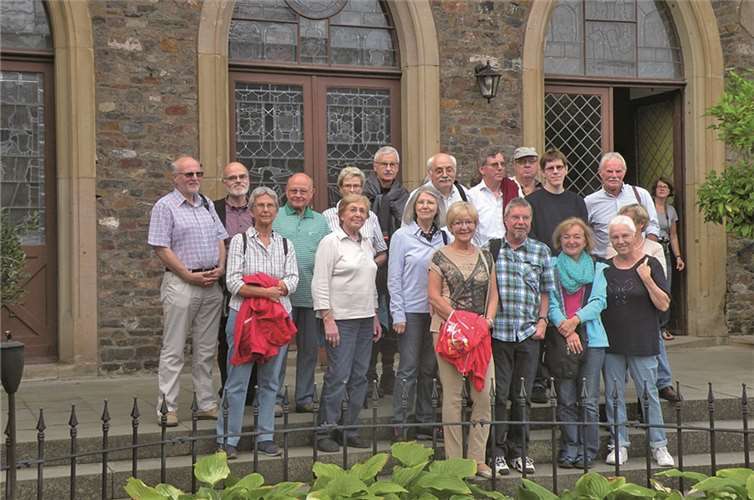 Die Wandergruppe des historischen Vereins Andernach auf der Burg Rheinstein. Privat