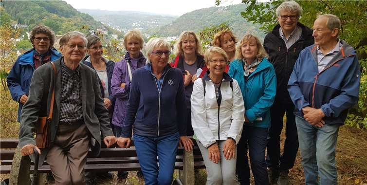 Die Wandergruppe erfuhr von Ralph Skähr-Zöller viel Interessantes über Leben und Werk Dostojewskis und dessen Beziehung zu Bad Ems, wo der Dichter mehrfach zur Kur weilte. privat