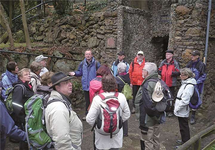 Die Wandergruppe erkundete die Gegend rund um das Dominikanerinnenkloster. privat