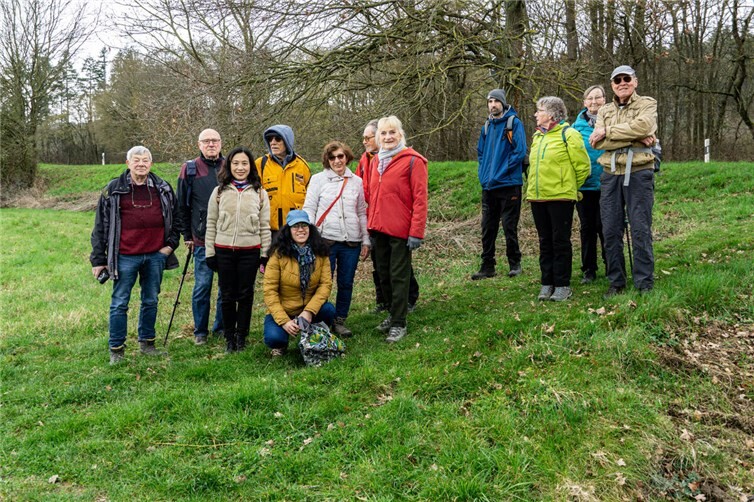 Die Wandergruppe genießt die Aussicht