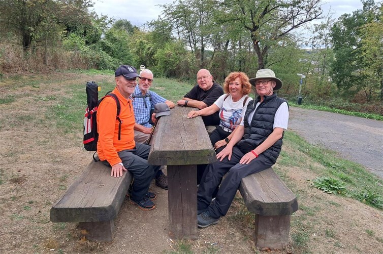 Die Wandergruppe genießt eine gemütliche Rast in geselliger Runde.
