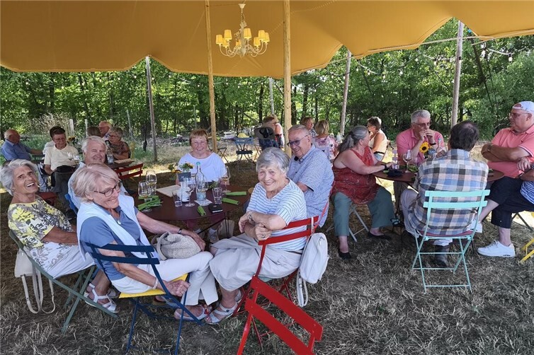 Die Wandergruppe genoss Entspannung im Weingut Paul Schumacher.
