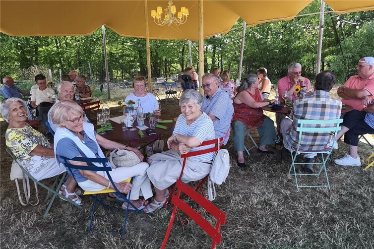 Die Wandergruppe genoss Entspannung im Weingut Paul Schumacher.