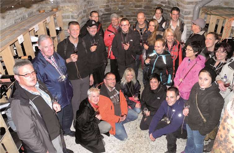 Die Wandergruppe im Keller der Kapelle.