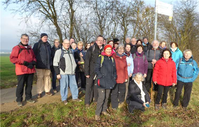 Die Wandergruppe im sonnigen Maifeld.Quelle: Eifelverein Untermosel
