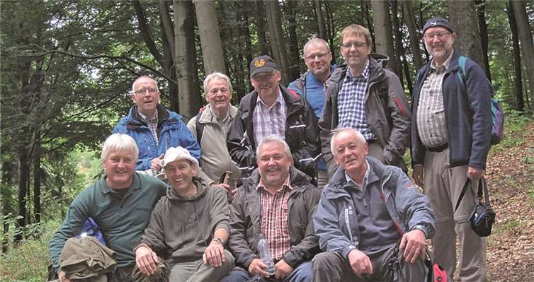 Die Wandergruppe im tiefen Wald auf dem sogenannten „Hubertus-Rundweg“, südlich von Olpe.Privat