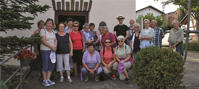 Die Wandergruppe in Birresdorf bei der Hubertus Kapelle.privat
