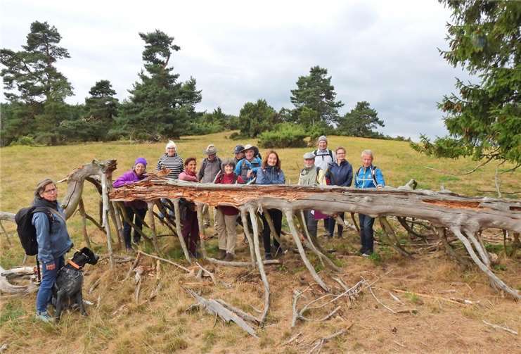 Rheinische Naturforschende Gesellschaft auf Exkursion Die Wandergruppe in den Wacholderheiden. Foto: privat