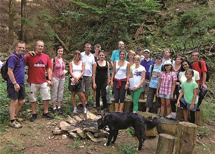 Die Wandergruppe in der Wolfskaul beim Dernbacher Kopf mit einem nahen Verwandten der Gattung Wolf im Vordergrund. privat
