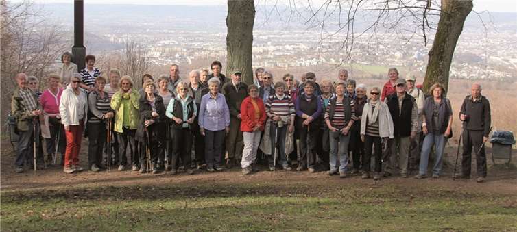 Die Wandergruppe kurz vor ihrem Ziel auf dem Kühkopf mit einer herrlichen Aussicht auf Koblenz.  Privat
