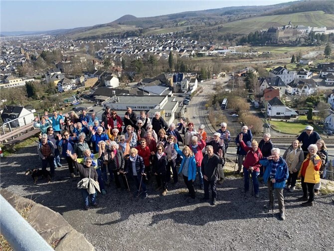 Die Wandergruppe mit Blick auf Ahrweiler. 