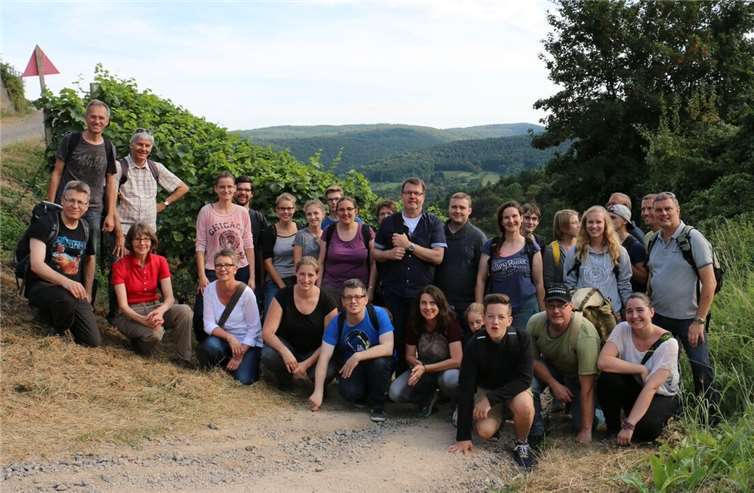 Die Wandergruppe nach dem Besuch des Regierungsbunkers auf dem Heimweg durch das Ahrtal.