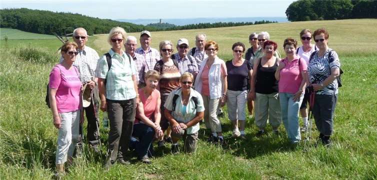 Die Wandergruppe oberhalb von Engeln mit der Silhouette des Turms der Burg Olbrück. privat