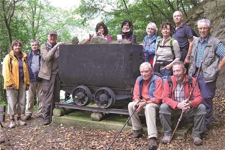 Die Wandergruppe rastete am Eingang eines ehemaligen Bergwerkes im Sahrbachtal. privat