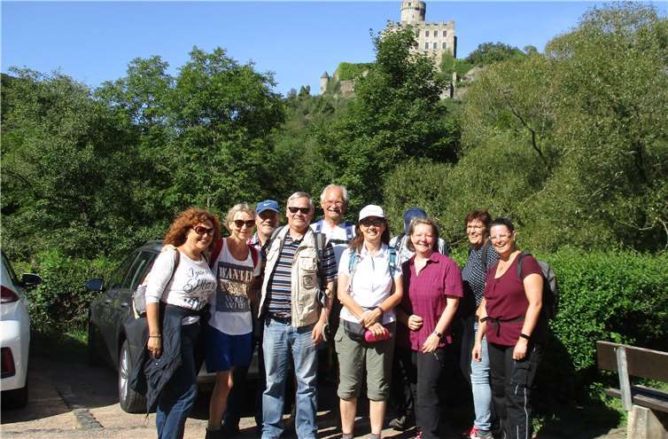 Die Wandergruppe, unter der Leitung von Franz Gemke (vorne Mitte), genießt den Panoramablick auf die Burg Eltz.Foto: privat