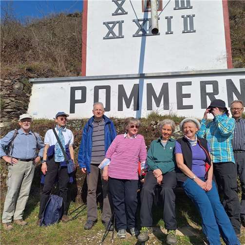 Die Wandergruppe unter der Pommerner Sonnenuhr.  Foto: Eifelverein Remagen / Helmut Krämer
