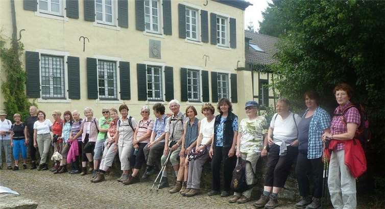 Die Wandergruppe vor Burg Vischel. privat
