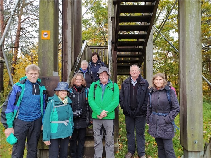 Die Wandergruppe vor dem Booser Eifelturm. Foto: privat