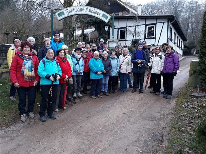 Die Wandergruppe vor dem Forsthaus Kühkopf. Foto: privat