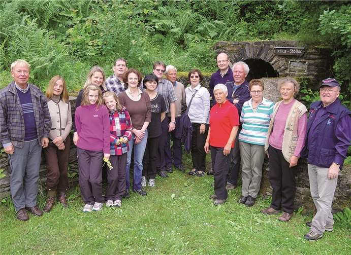 Die Wandergruppe vor dem Julius Stollen (Grube Colonia).Privat