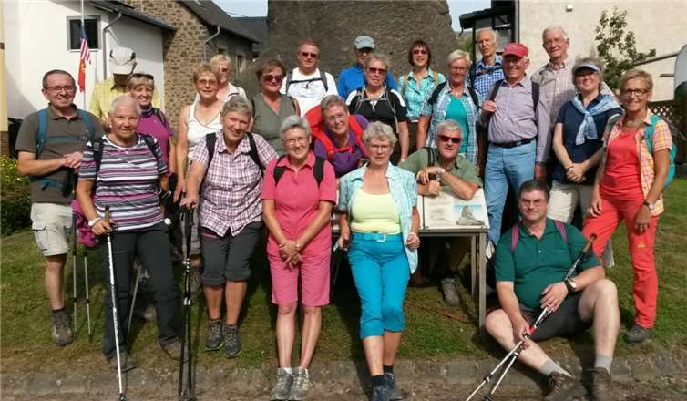 Die Wandergruppe vor dem Koloss von Lützingen. privat