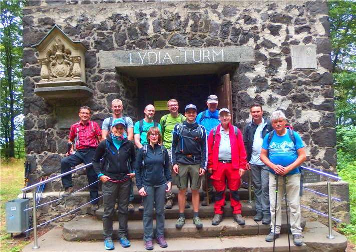 Die Wandergruppe vor dem Lydiaturm - 42Wanderkilometer wurden in 10 Stunden zurückgelegt. Foto: Privat