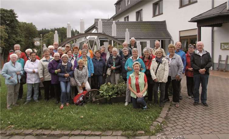 Die Wandergruppe vor dem Schwibbogen an der Hotelanlage. privat