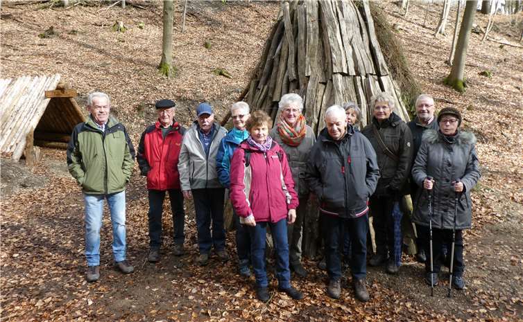 Die Wandergruppe vor dem neuen Kohlenmeiler. Foto: privat