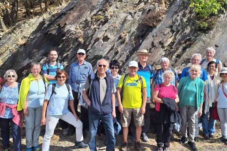 Die Wandergruppe vor den beeindruckenden Felsformationen