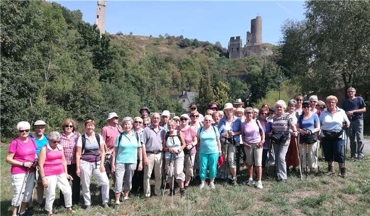 Die Wandergruppe vor den beiden Burgen.Privat