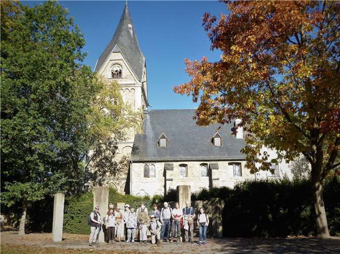 Die Wandergruppe vor der Feldkirche.  Günter Hussong
