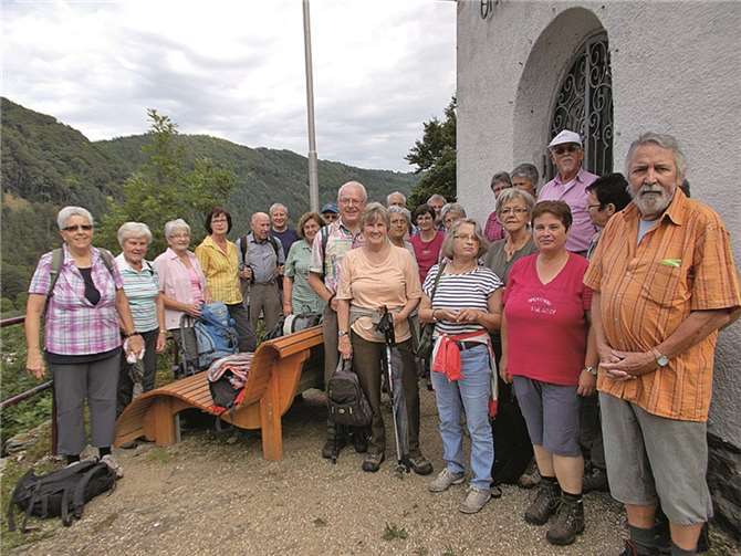 Die Wandergruppe vor der „Gefallenen-Gedächtniskapelle“. privat