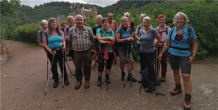 Die Wandergruppe vor der Kulisse der Burg Eltz. Foto: Eifelverein Kaisersesch