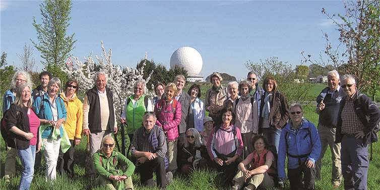Die Wandergruppe vor der Radomhülle in Berkum. privat