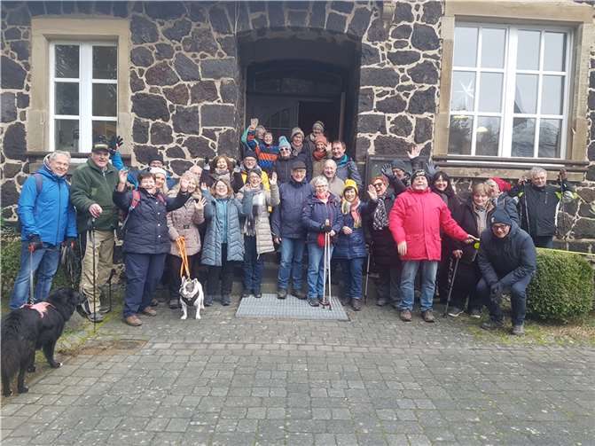 Die Wandergruppe vor der ehemaligen Rodderer Schule. Fotos: privat