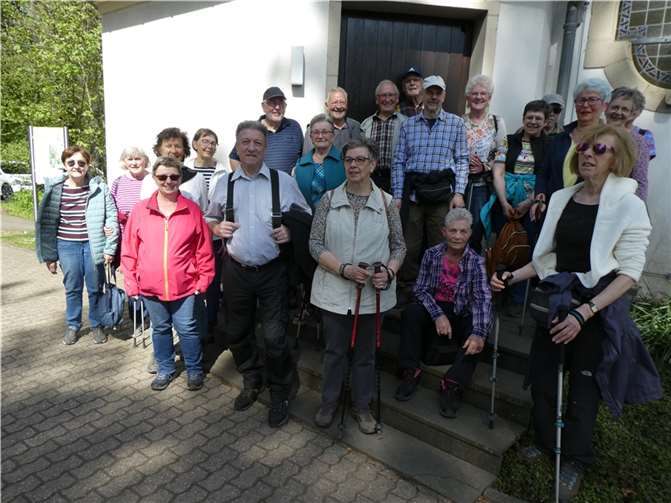 Die Wandergruppe vor der katholischen St. Kastor Kapelle in Rengsdorf. Foto: privat