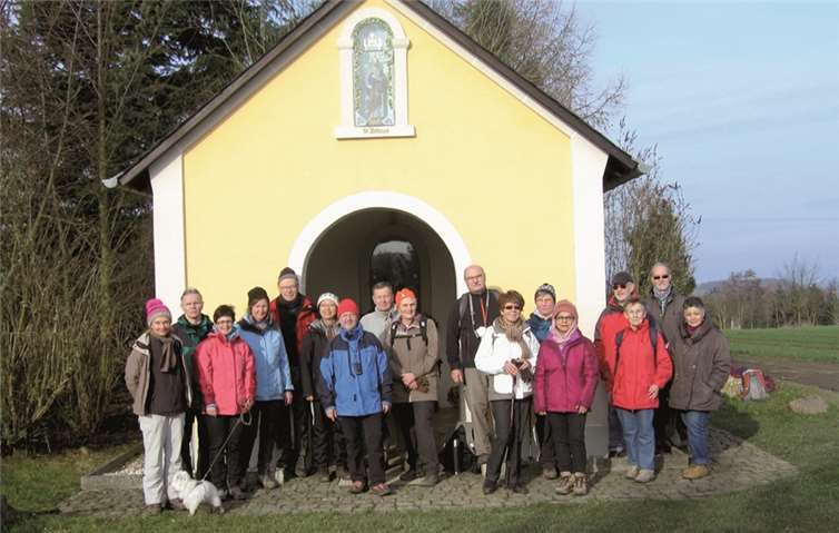 Die Wandergruppe vor der schönen Jakobskapelle.privat