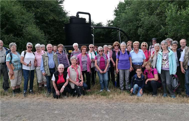 Die Wandergruppe vor einem Verteiler. privat