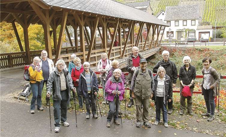 Die Wandergruppe wanderte entlang der Ahr.privat