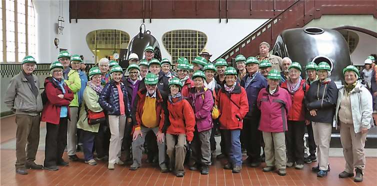 Die Wandergruppe wurde von einer sachkundigen Besucherbetreuerin mit vielen Informationen zur Geschichte und der heutigen Leistung des Jugendstilwasserkraftwerks geführt.privat