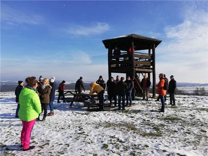 Die Wanderinnen und Wanderer am Otto-Andreas-Aussichtsturm. Quelle: CDU Macken