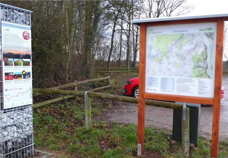 Die Wandertafel auf dem Rodderberg, Startpunkt der Feuerroute.  WWV