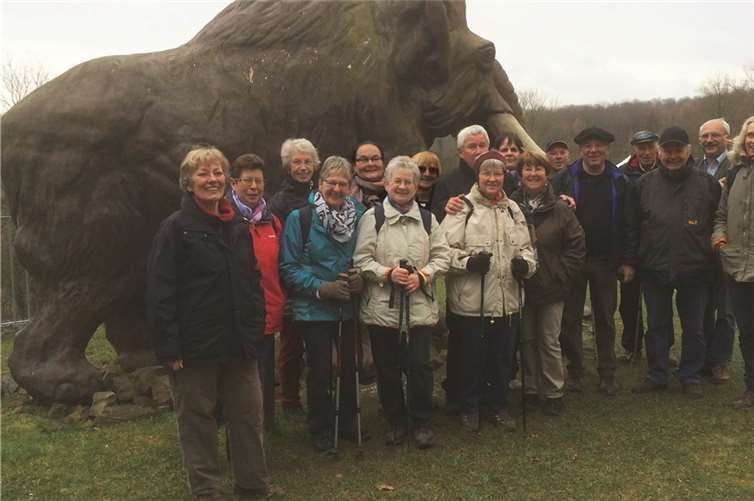 Die Wandertruppe vor dem Mammut am Schloss Monrepos.Privat