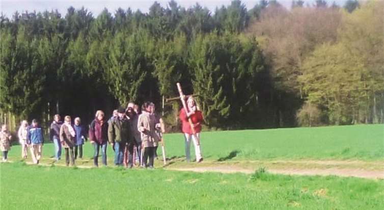 Die Wanderung führte über die sonnigen Felder zur Pecher Kirche.privat