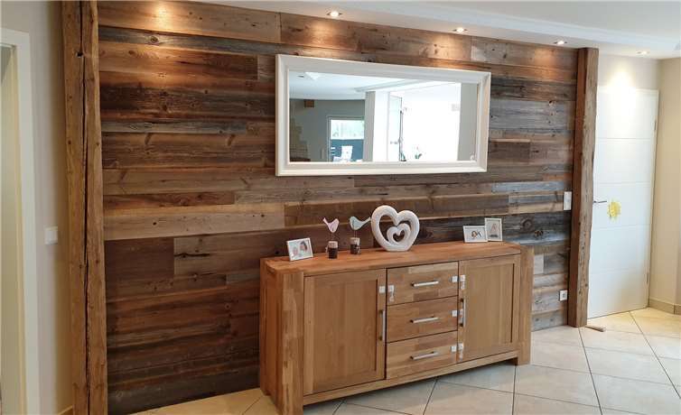 Die Wandverkleidungen aus Holz erzeugen ein einzigartiges Ambiente. Fotos:Bastian Fuhs