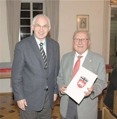 Die Wappennadel der Verbandsgemeinde Adenau wurde Hermann Lehmann verliehen.
