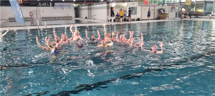 Die Wasserball Seniors hatten allen Grund zur Freude. Quelle: SC Poseidon Koblenz